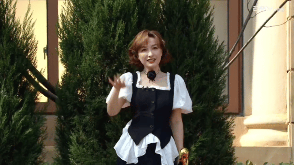 吴昕20秒换了9个pose 吴昕展现超强镜头掌控力！大侦探十周年直播中，以经典黑