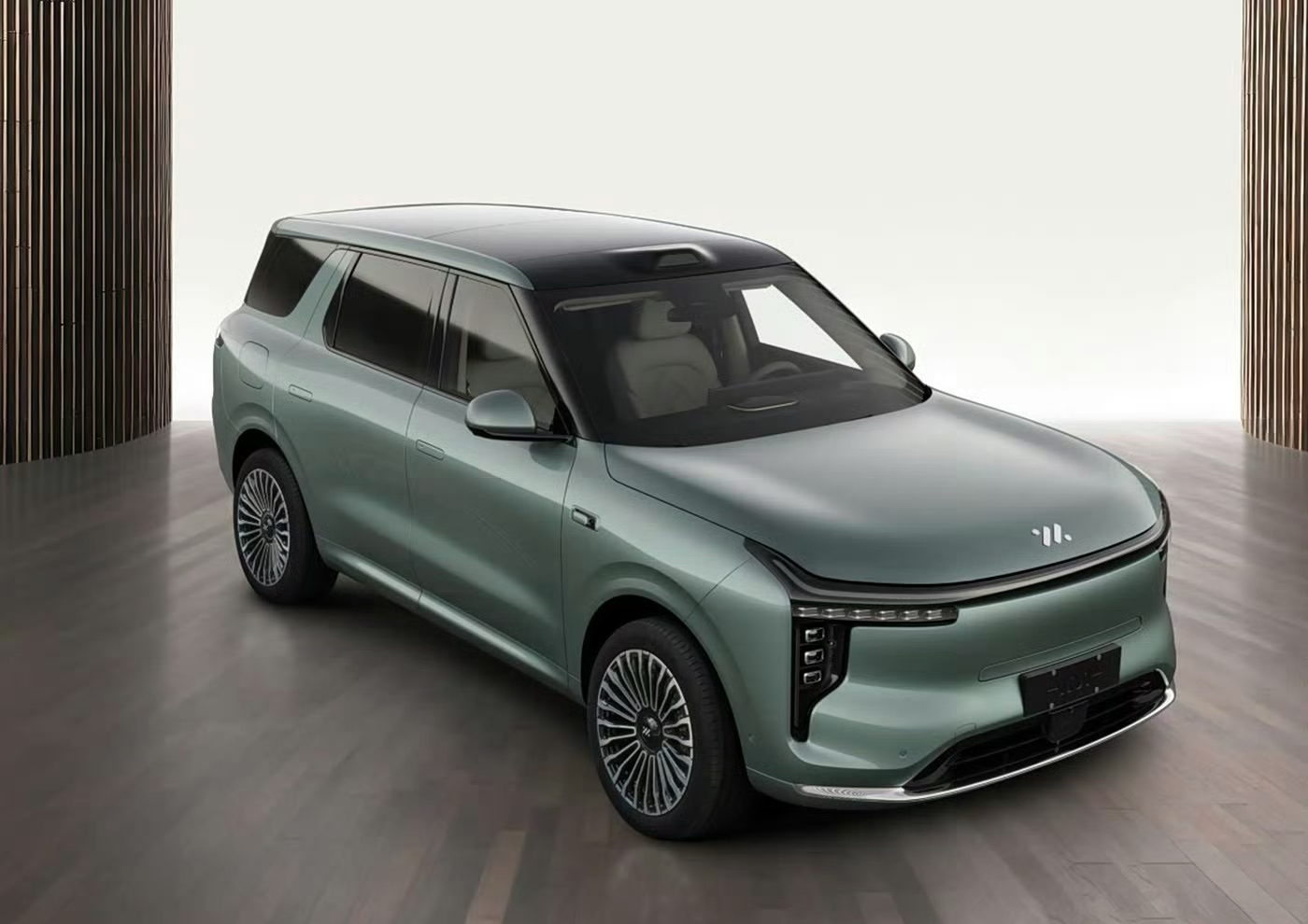 智己LS8也来了，3月26日正式发布，定位中大型增程SUV。核心卖点：- 轴距3