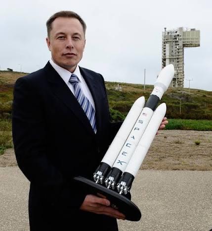 关于 SpaceX 上市，普通人最容易误会的三个事：
第一，马斯克万亿身家，不等