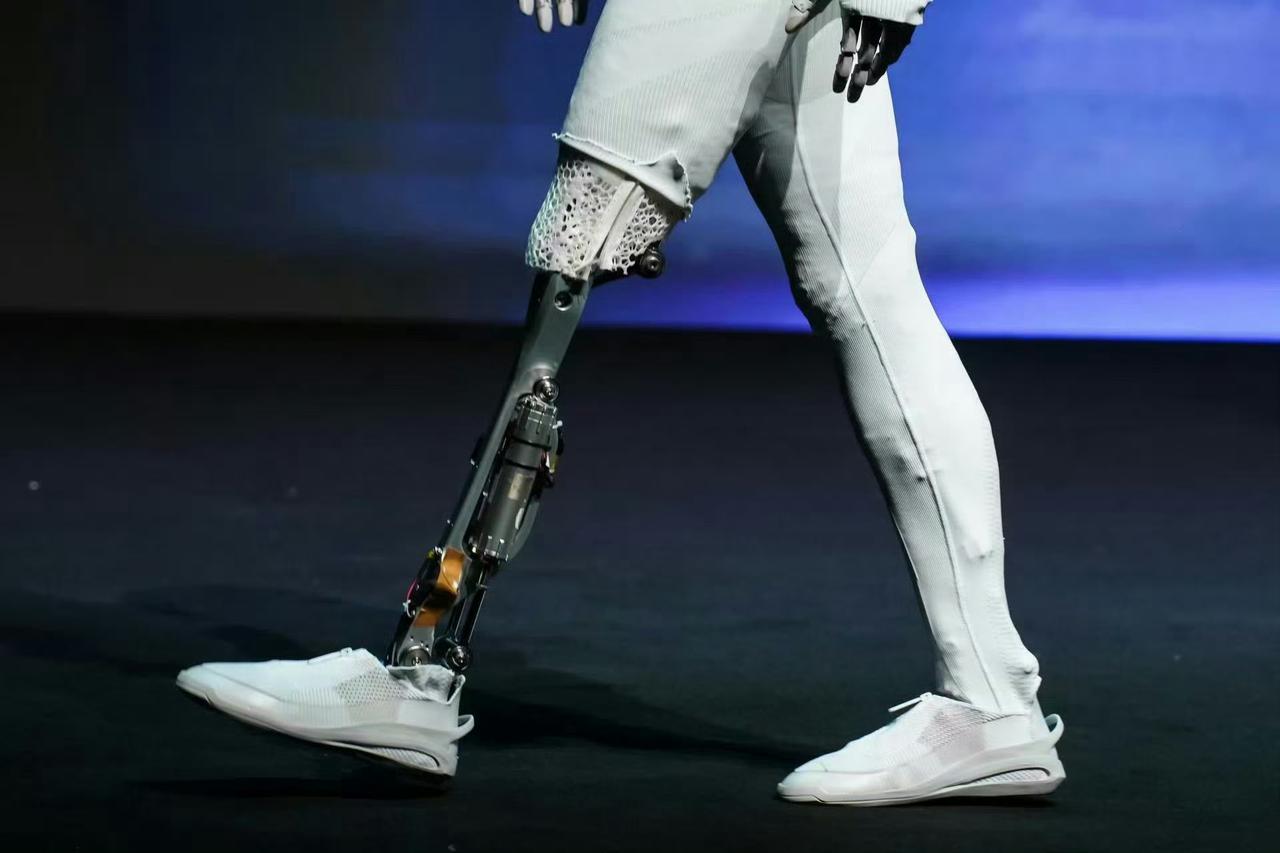 国内还在质疑小鹏人形机器人是真人假扮，被澄清后，又质疑机器人是否有必要拟人化？机