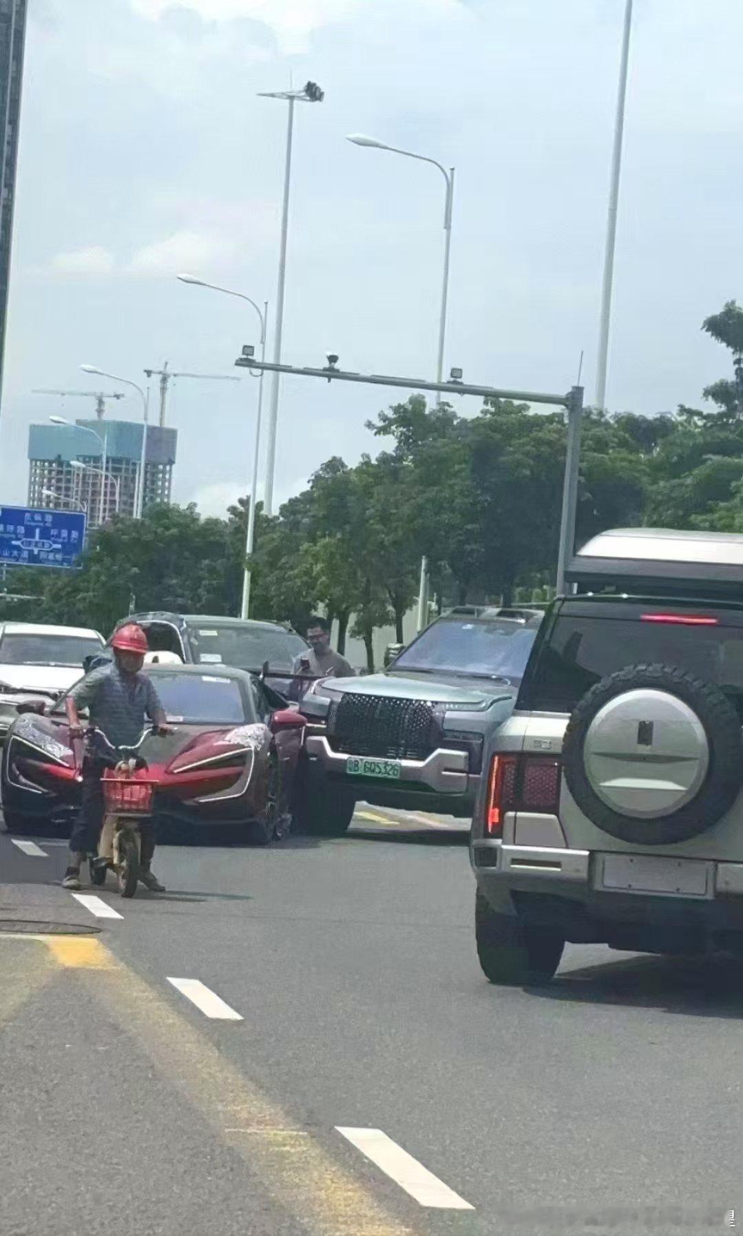 哈哈哈 这条街上仰望的密度有点太高了。 ​​​