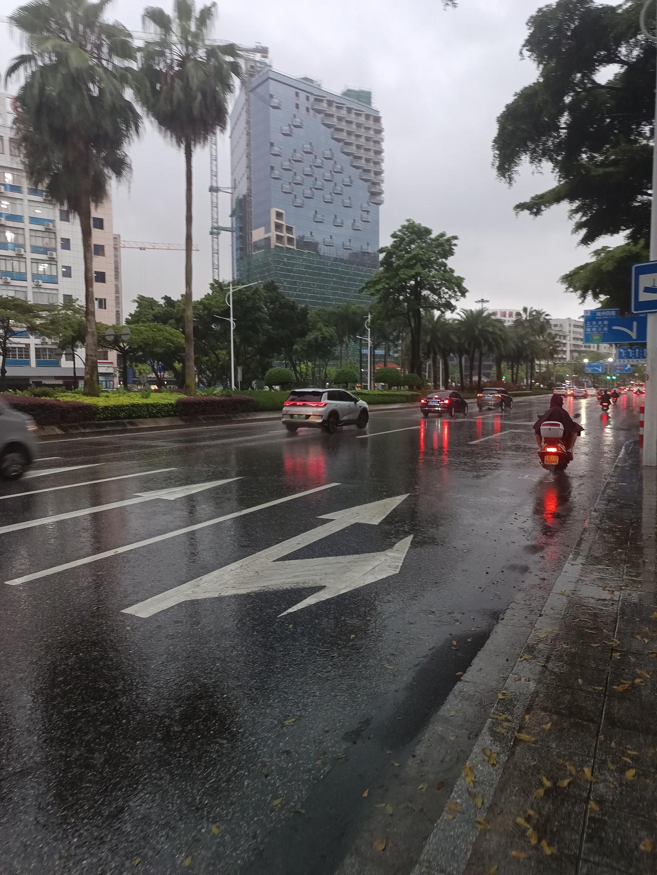 我在端州四路
发现一个很严重的问题
但不知道怎么说才好了




你敢相信吗？这