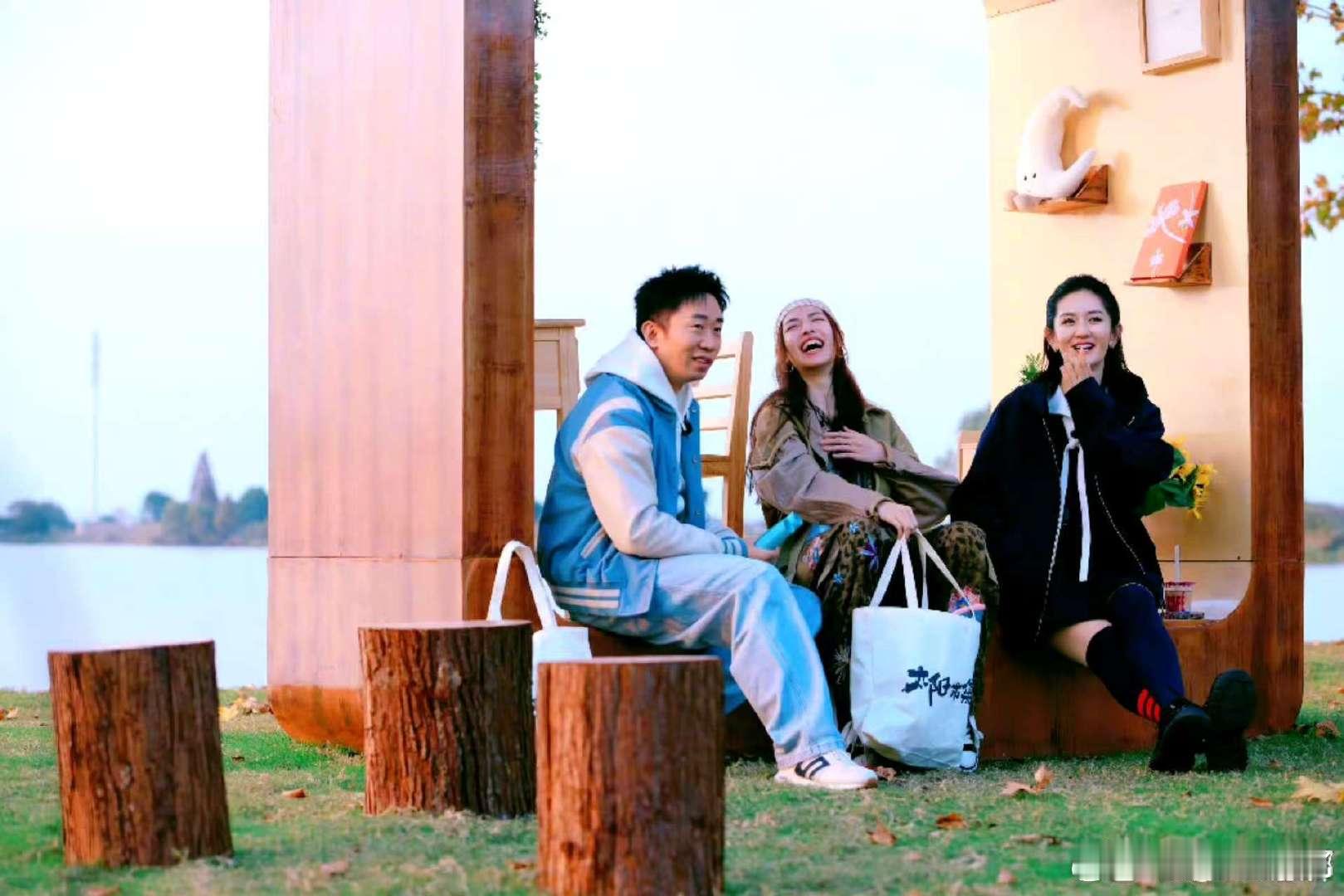 谢娜钟楚曦爆改杨迪   谢娜晒与钟楚曦杨迪合照  杨迪这次可算是“享受到了”，被