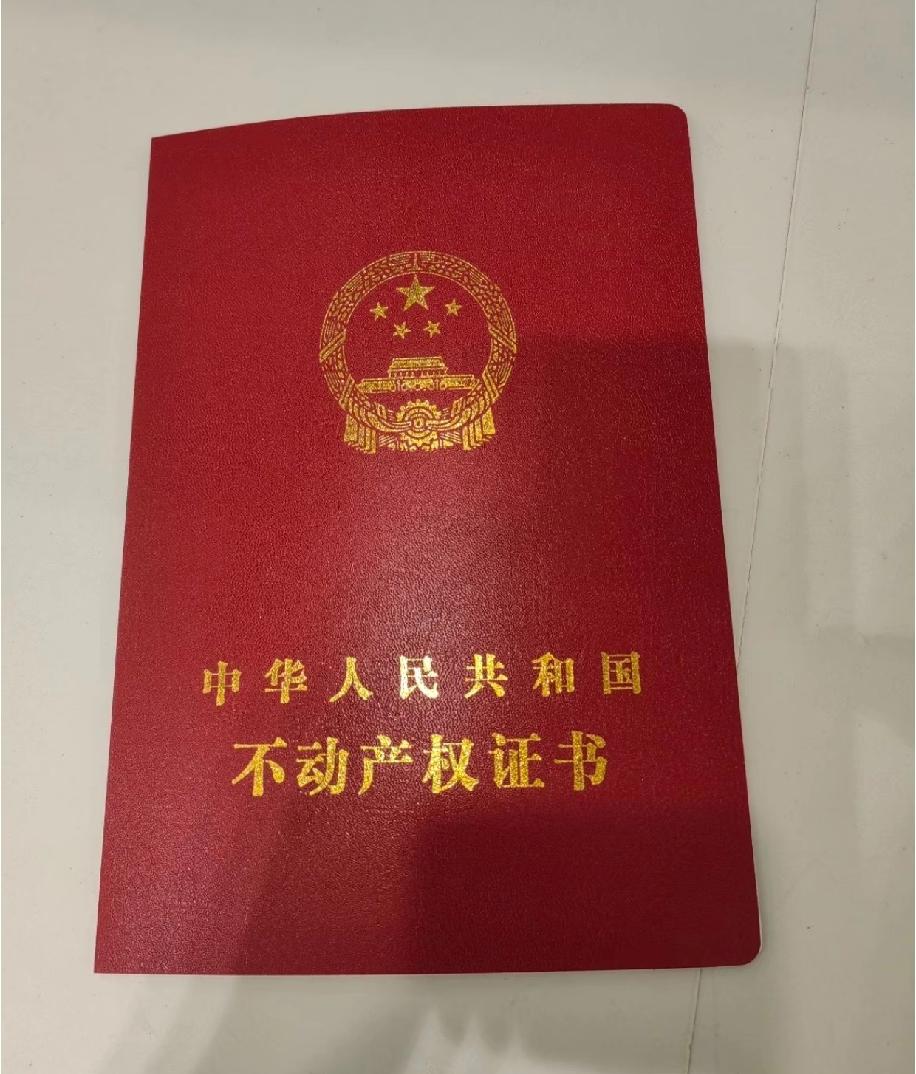 想把奶奶名下的安置房过户给孙女，直系亲属间这样的房产过户，到底选哪种方式才最合适