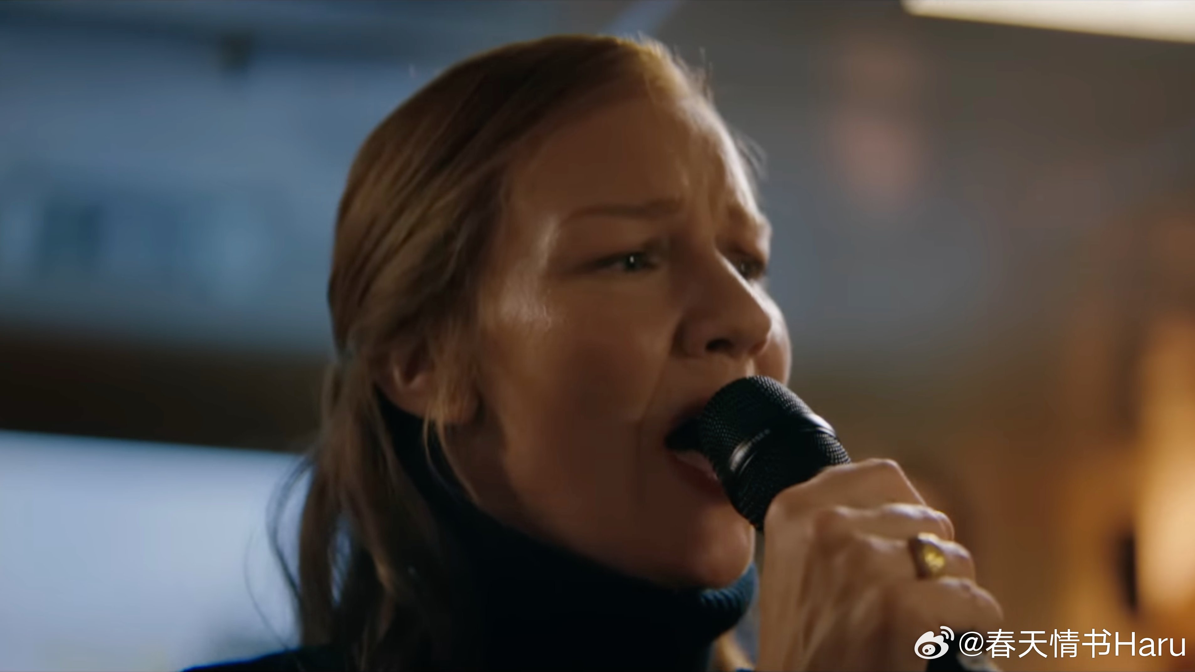 《挽救计划》里桑德拉·惠勒唱歌的那一幕是小说里没有，拍摄前两天临时加的戏这段戏最