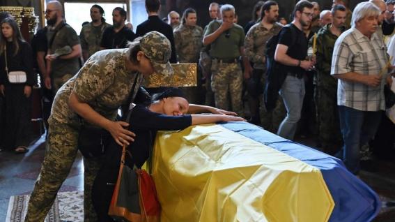 乌克兰都快被俄罗斯打亡国了，可为什么乌克兰到现在也不投降？说白了，不是乌克兰不想