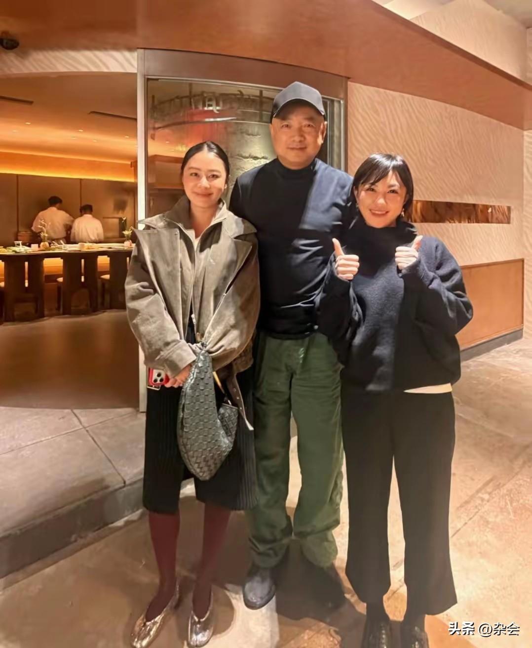 54岁徐峥云南民族村“闪现”！瞧那圆润的身材，活脱脱像个行走的“圆球”，圆脸一笑