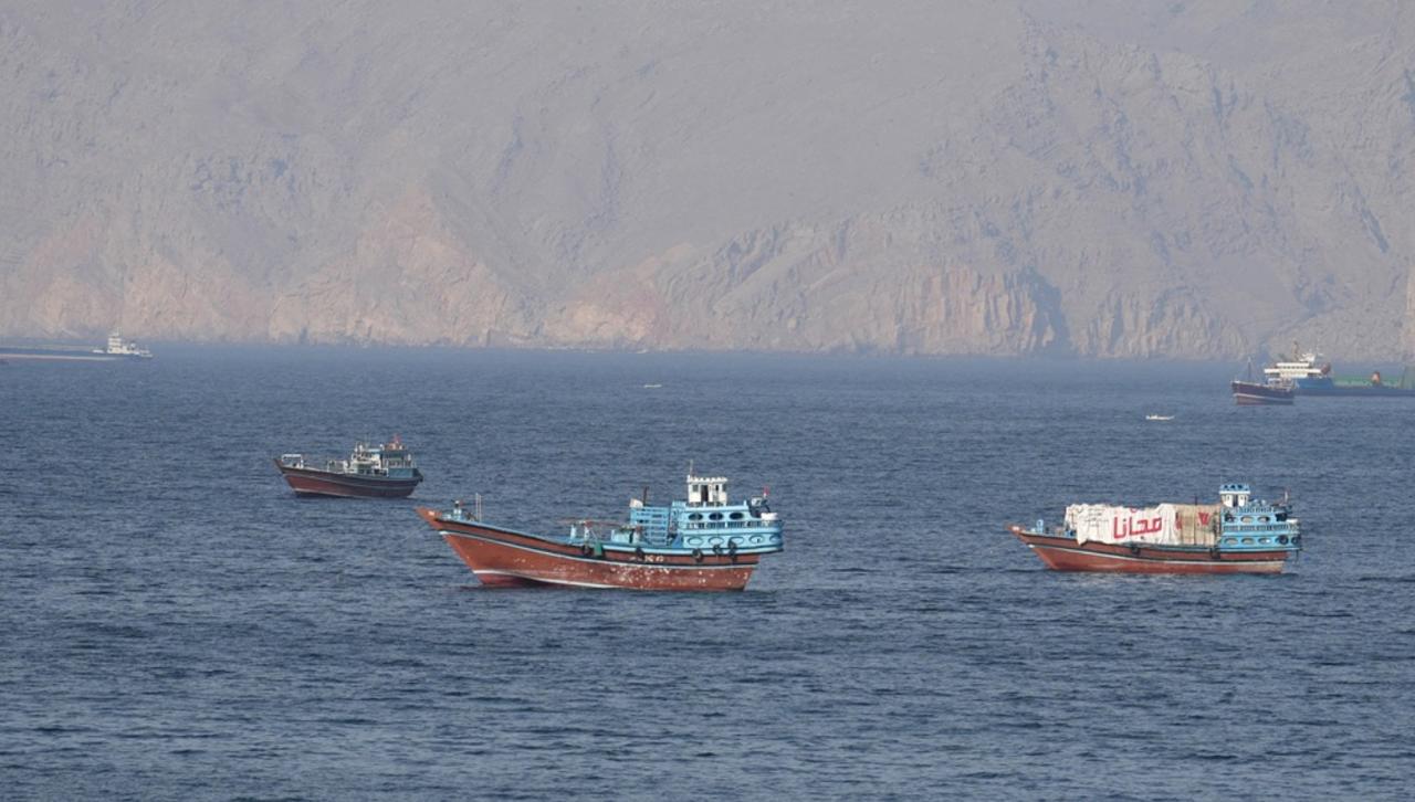 伊朗炮打2印度船只，印度怒召见伊朗大使，这事儿没那么简单。
当全网都在嘲笑印度“