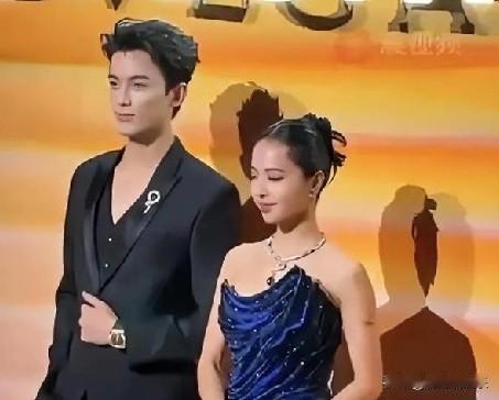 时尚活动红毯上，吴磊与蔡依林同框，瞬间引爆全场！吴磊身着黑色丝绒西装，胸针微闪，