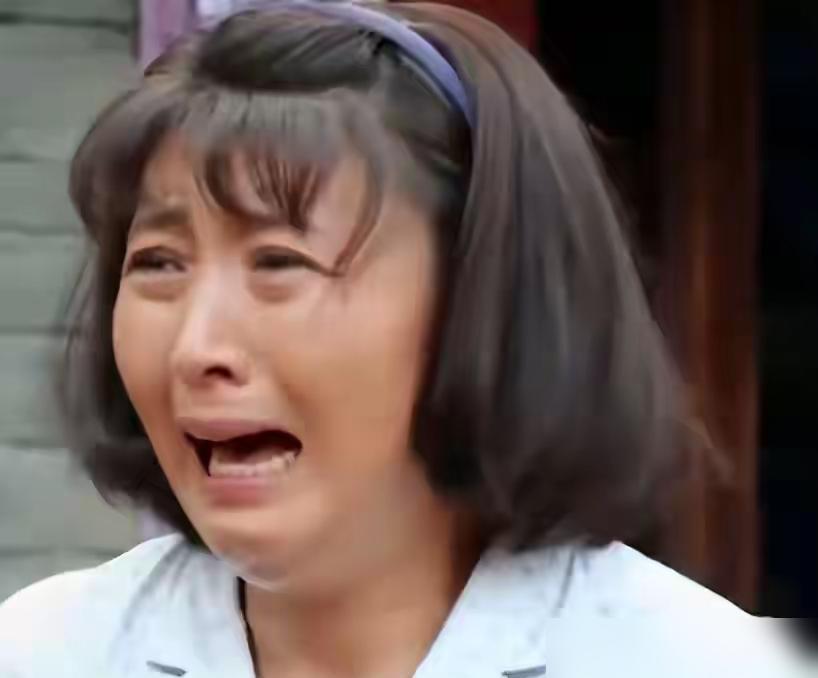 看到闫学晶蹲在后台扒拉那口两荤一素，竟然有人觉得她混惨了，这想象力真够幽默的。