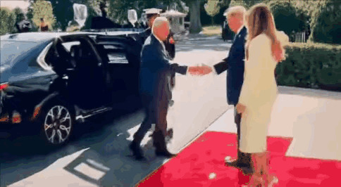 特朗普没有手下留情，对待访美的英国国王也不例外，特朗普再次上演握手外交！
没想到