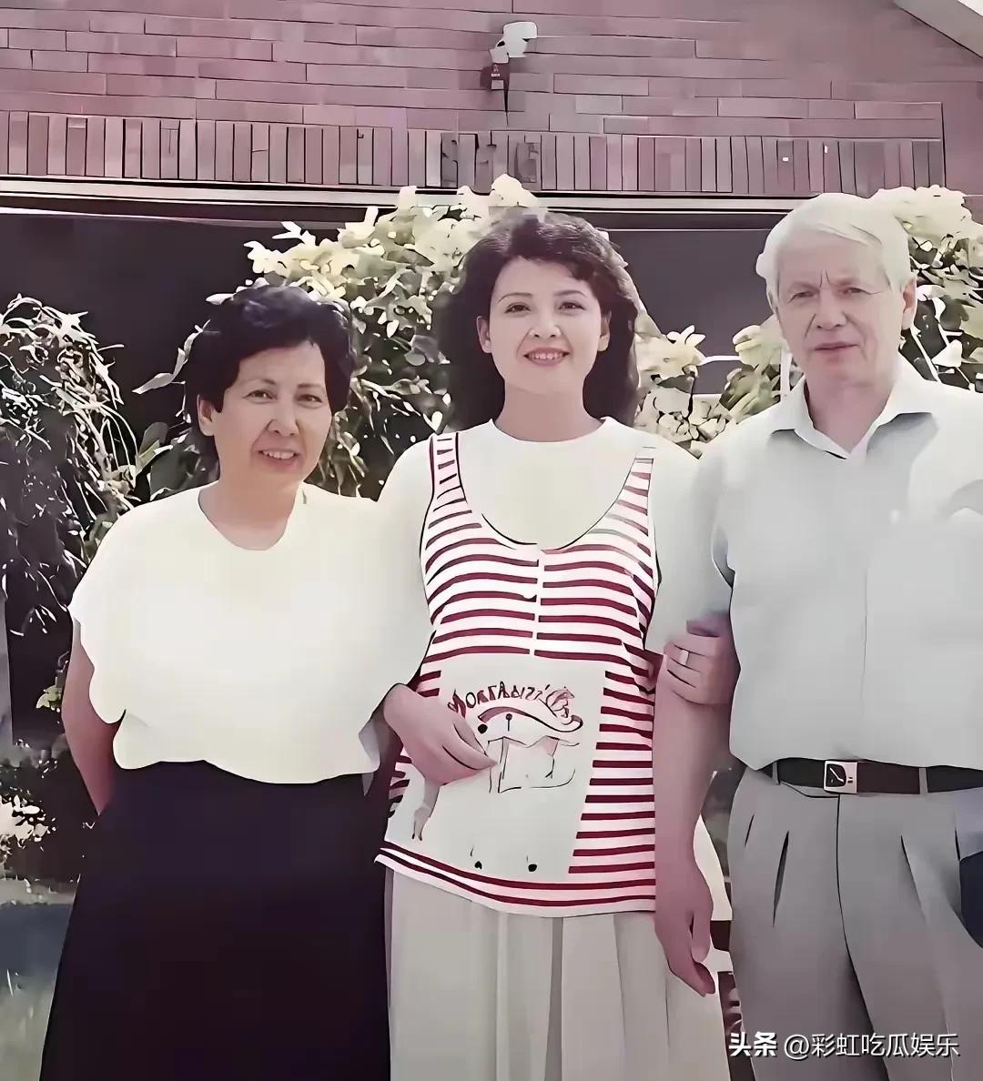 这是张兰年轻时的照片，长着一张国泰民安脸，珠圆玉润贵气十足，真的很美。

她就是