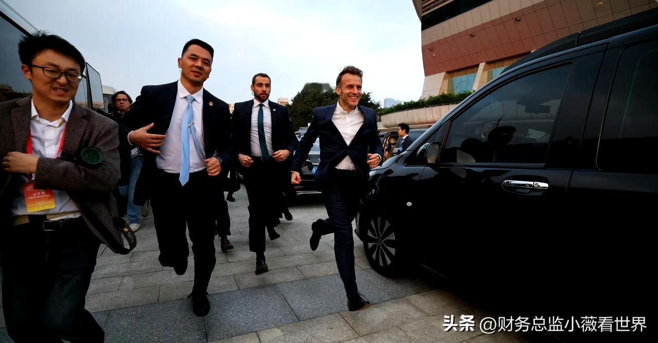 马克龙在中国完全像是变了一个人似的，他在成都跑步，在是四川大学奔跑，看那开心的样
