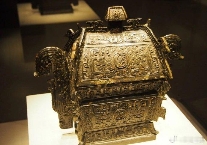 青铜器出厂皮肤是金色 涨知识了，青铜器并不是生来就带青锈，以铜铅锡熔炼合金打造而