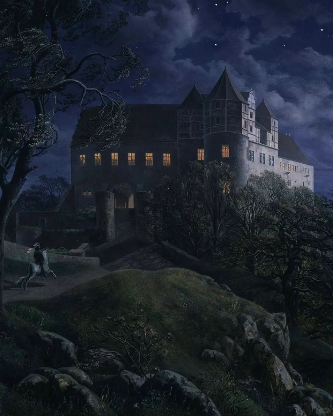 “一座古老的城堡，有文艺复兴时期的高山墙，从中间向外望去古老的、光秃秃...