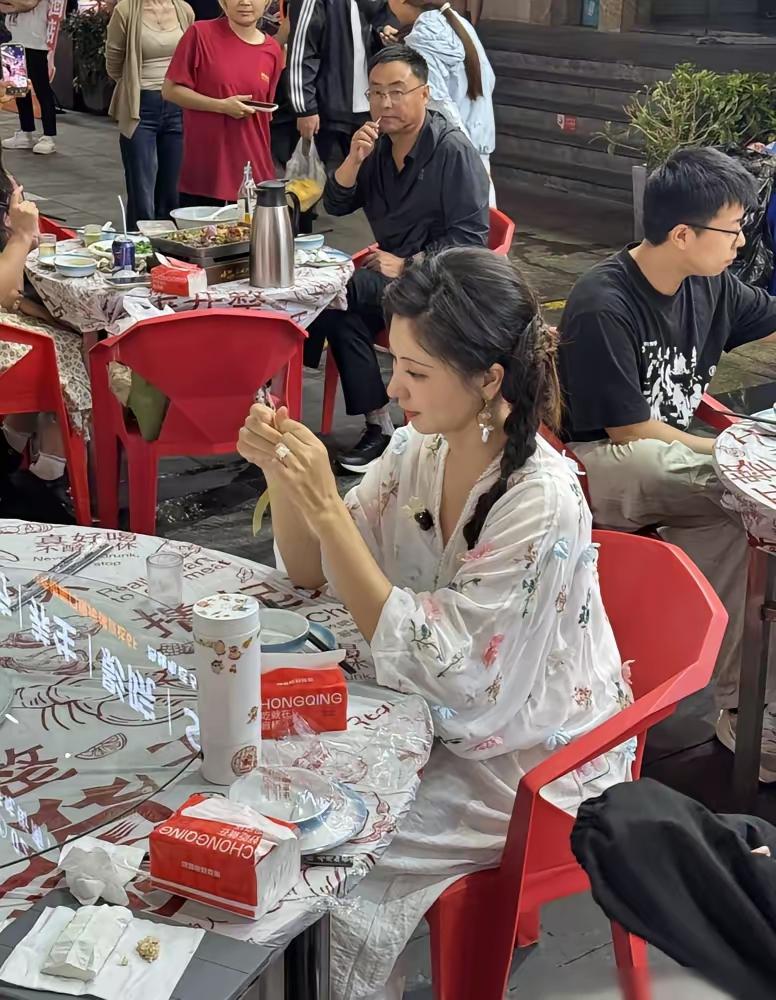 这位美女你很熟悉吧！
她真的天生丽质，比蒋欣，孙俪，都美，你认出她是谁了吗？