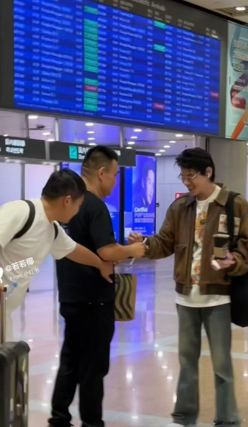 北京机场偶遇向佐网友北京机场偶遇向佐🈶，网友北京机场偶遇向佐自从看向佐接受访谈