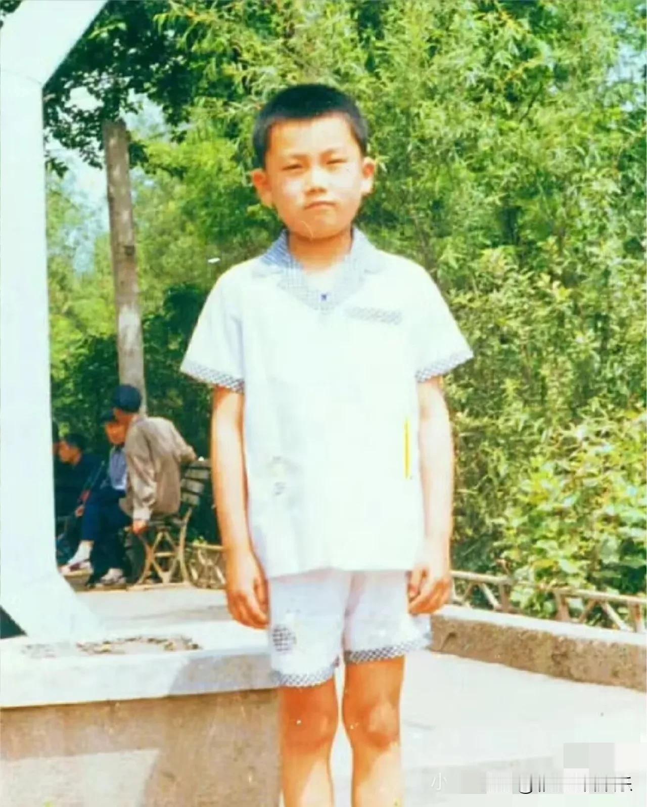 这两人真的是绝配，九岁秦昊买的第一盒磁带是伊能静的专辑，说明他对伊能静很有眼缘。