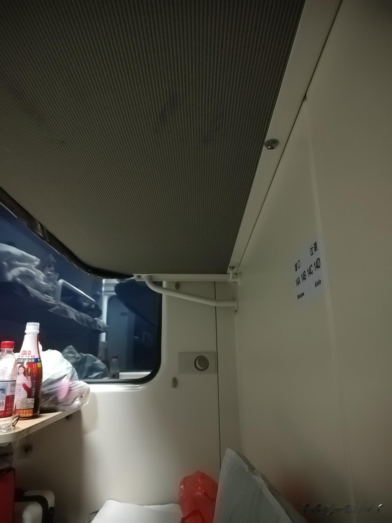 三亚到哈尔滨，真远呐！
我娘和姐买的三亚直飞哈尔滨，不经停，还要飞5个小时。
我