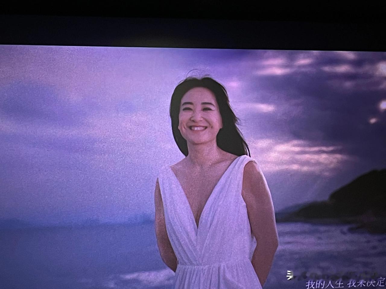 瘦下来的贾玲，有说她瘦了皱纹多的，有说她显老的，有说她还是胖一点好看的… 

但