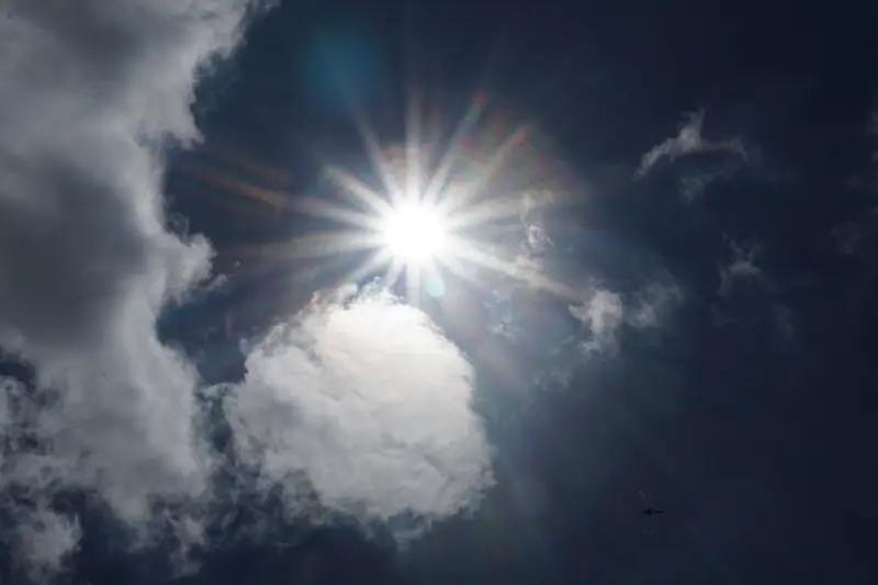 我读过最有哲理的一句话是“世界上有两样东西不可直视，一是太阳，二是人心”。
仔细