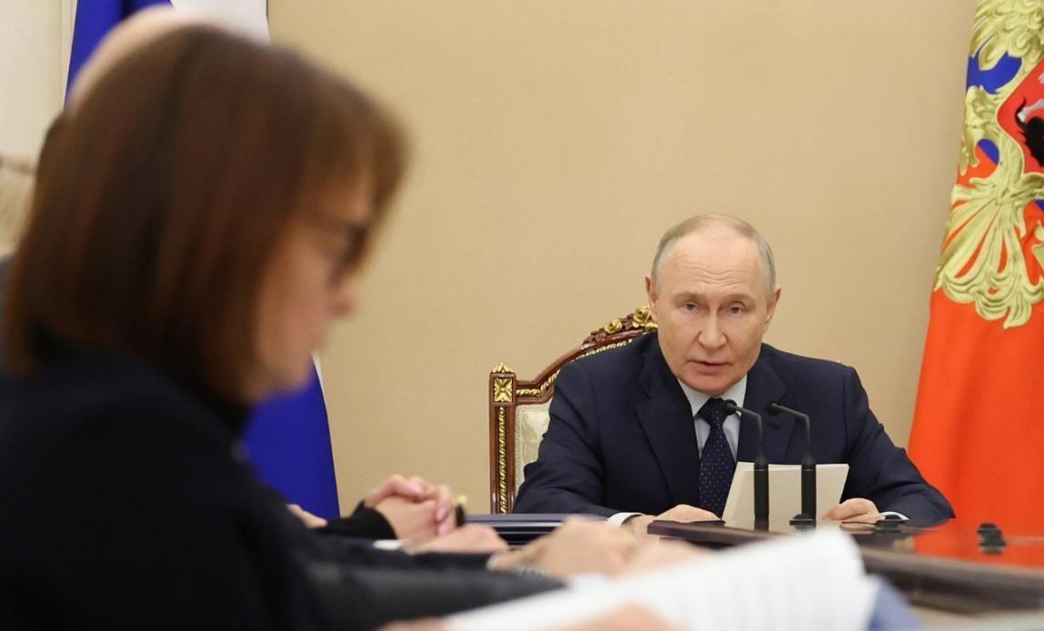 普京在高层会议现场，不想听“金融女沙皇”狡辩，他很清楚俄罗斯现在的情况有多危险。