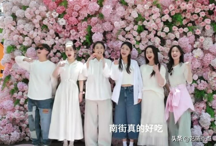 台上上演着如泣如诉的悲情越剧《紫钗记》，仿佛是一场情感的“暴风雨”；
台下却是一