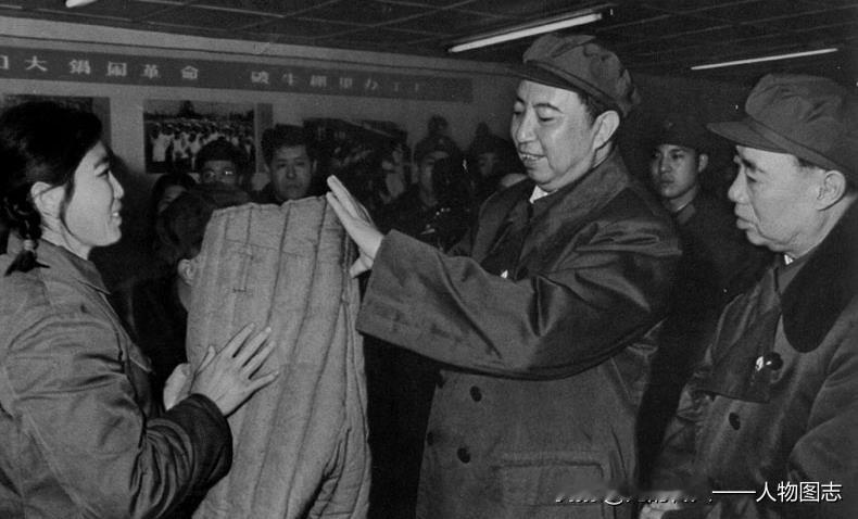 1977年4月19日，华国锋视察被誉为代表大庆精神的供应指挥部缝补厂，并翻看他们