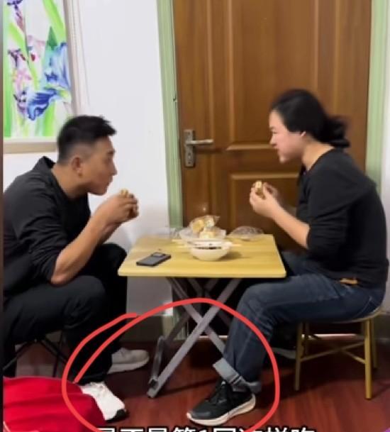 夹子姐的音，是练出来的，不是天生的。
直播时笑得甜，镜头一关，话都懒得说。
粉丝