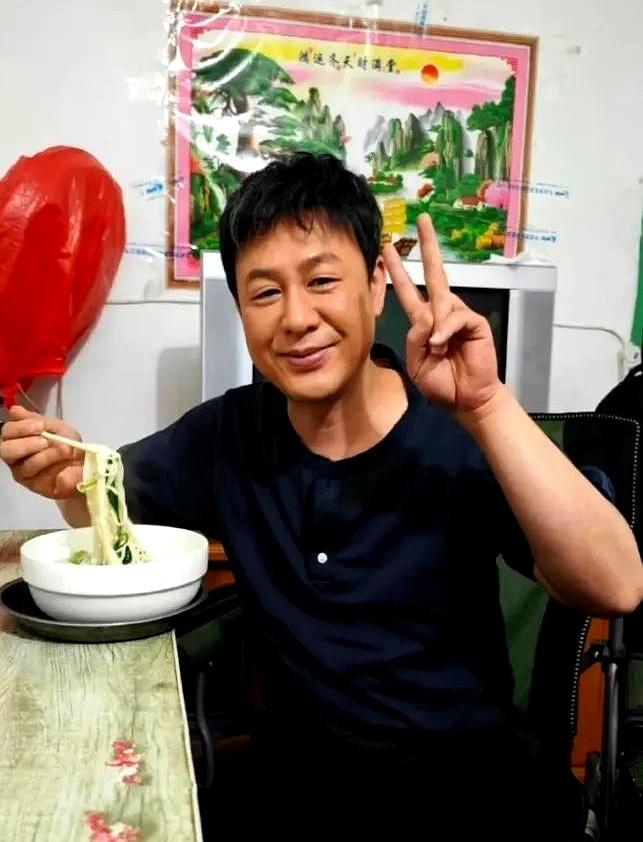 娱乐圈男星一红就换老婆的戏码咱们见多了，但张颂文真给所有男人打了样。
凭《狂飙》