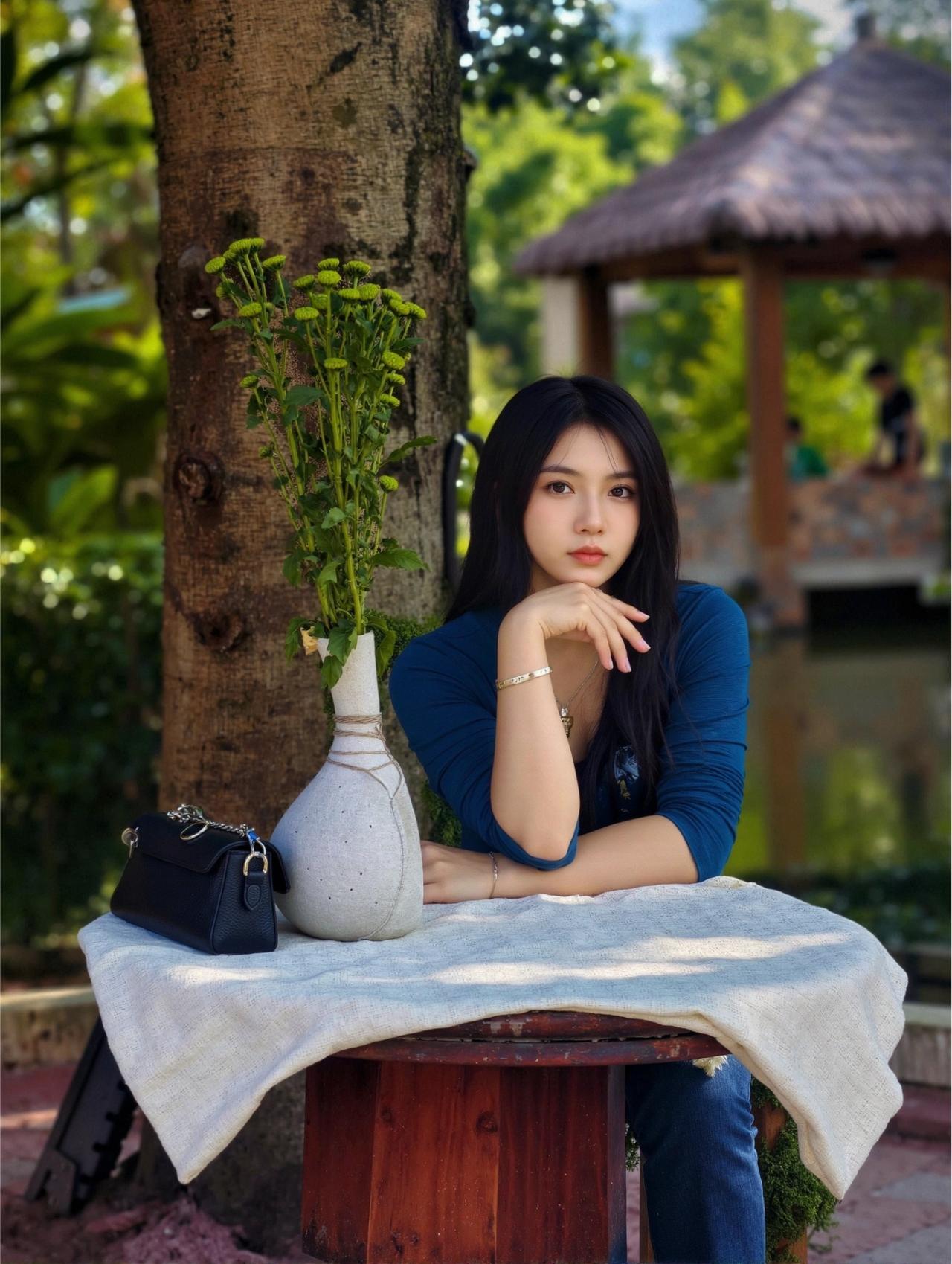 阮郎归·林间闲意

作者Ⅰ朱珠
 
蓝衫裁得靛云匀，青衿贴体温。木桌围布衬瓷樽，