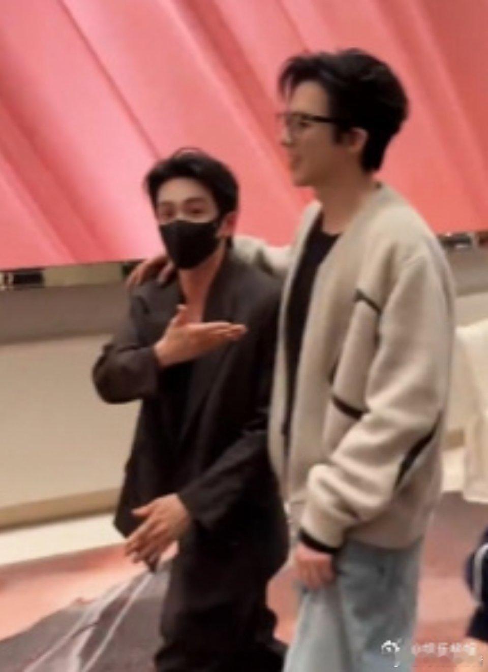 刘宇宁从口袋掏出口罩给曾舜晞看他没戴口罩，就把口罩给他了，身高差这么多吗？