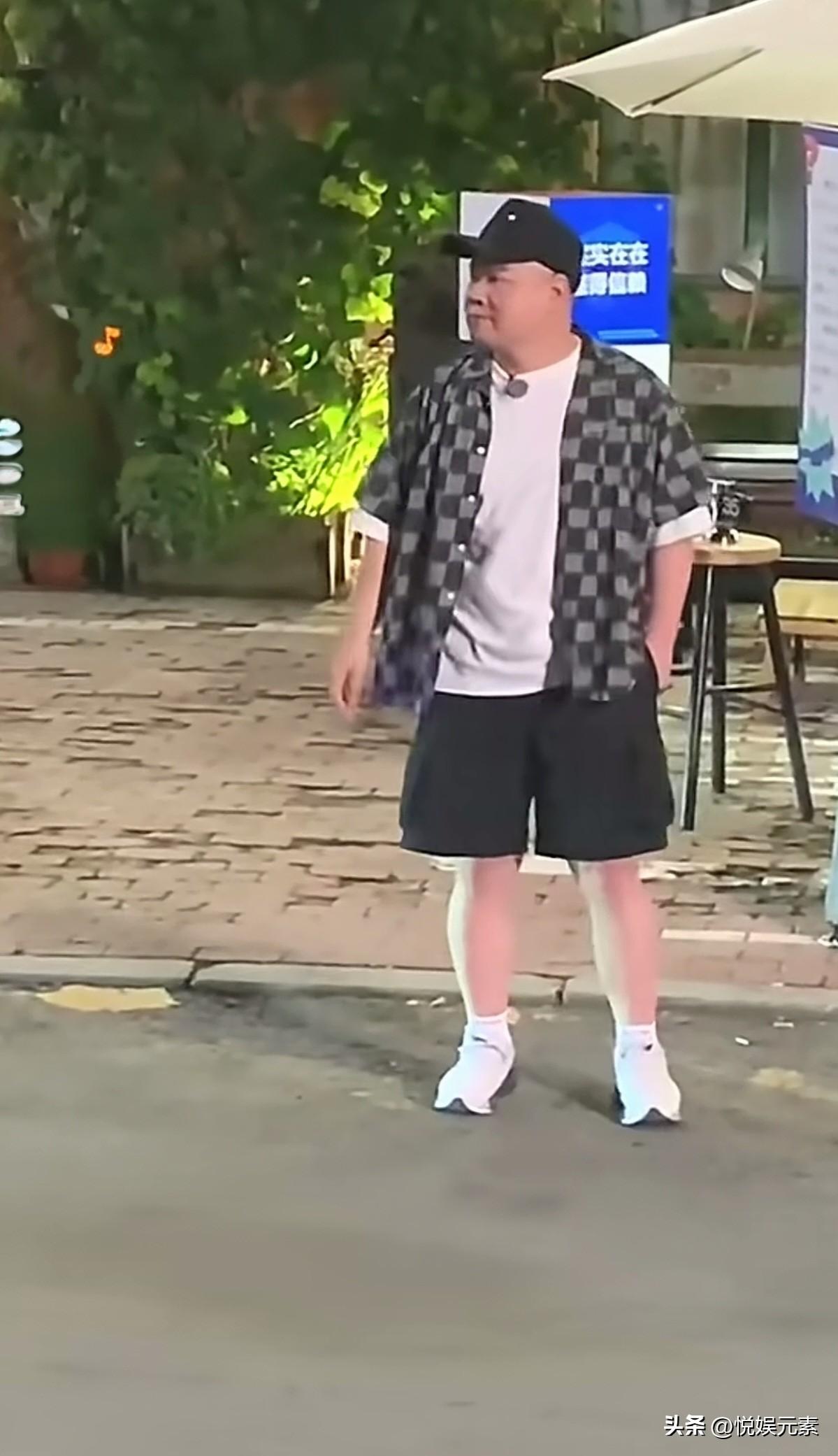 眼前这个胖乎乎的，呆萌呆萌的中年男人，又是说相声，又是当演员，而且还开演唱会。