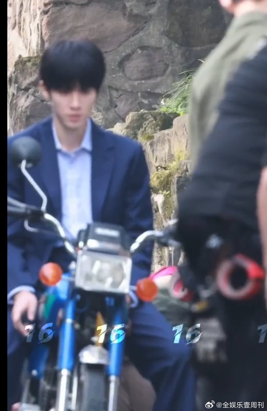 陈哲远把黑夜点燃蓝色西装路透陈哲远蓝色西装骑摩托路透太带感了，一脸紧张严肃，这是