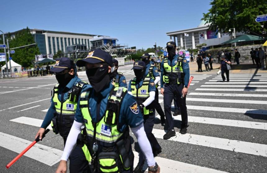 快讯！脱了衣服躺在地板上，尹锡悦“誓死不从”

在韩国特别检察组依法前往拘留所，
