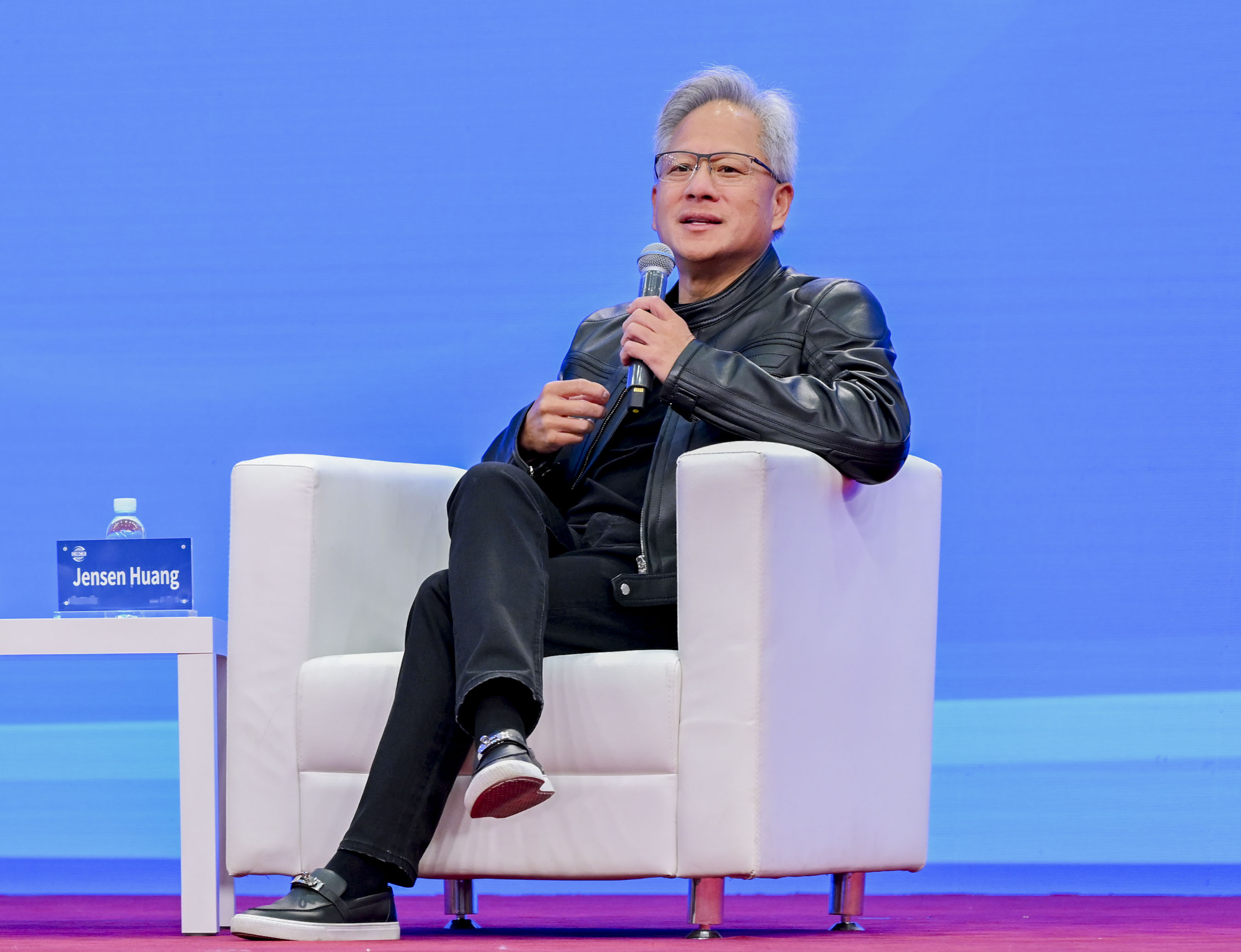 黄仁勋：与中国“脱钩”不符合常识