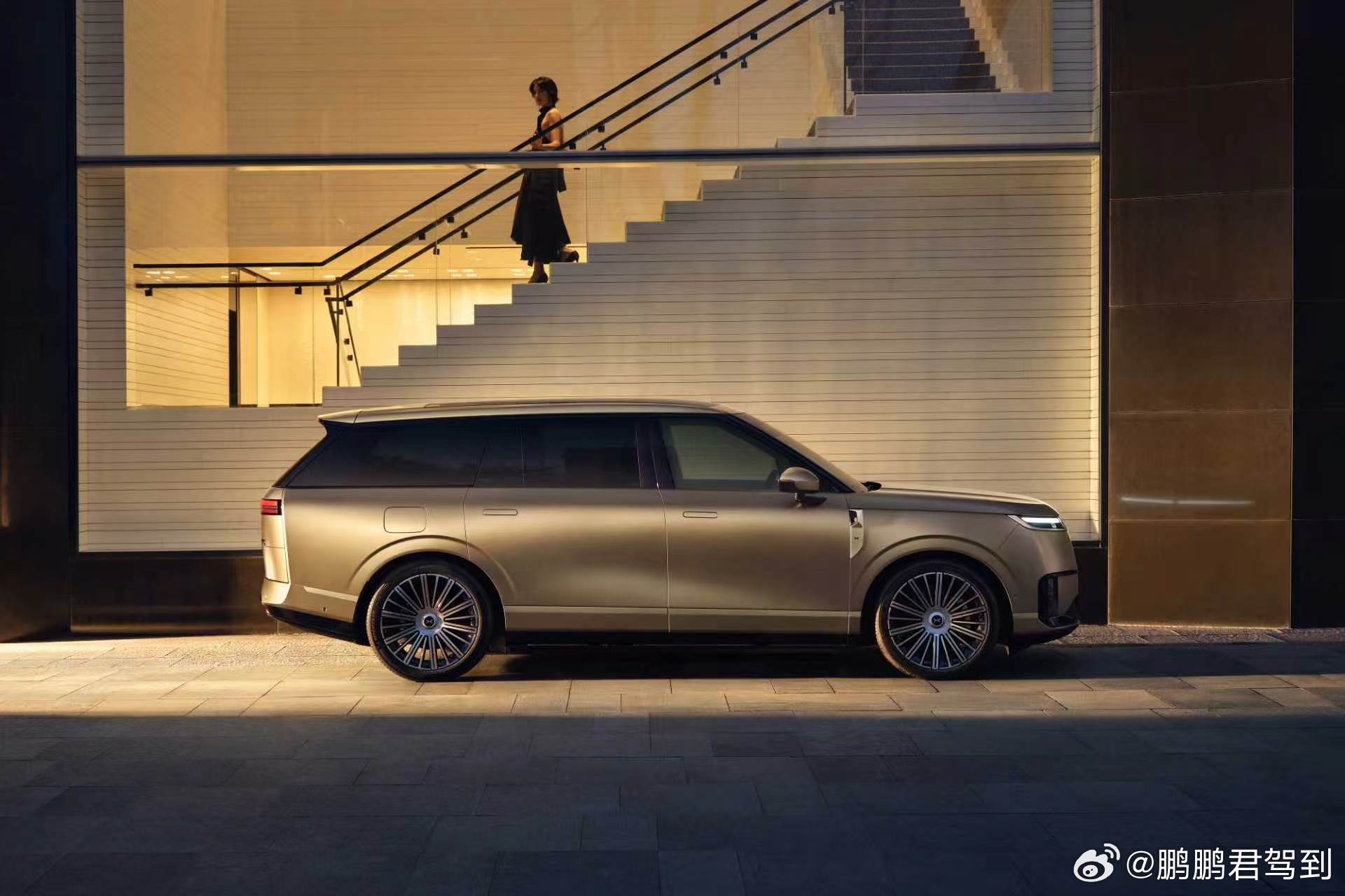 新科技旗舰小鹏GX来了 小鹏GX的第二波美图来了，日照金山的车身色非常大气，这外