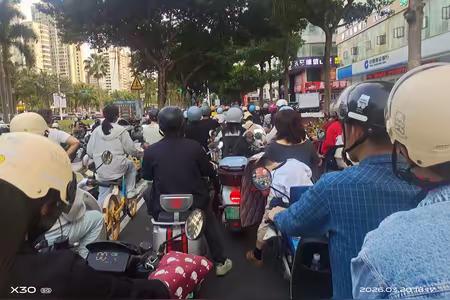 如果你没在周五傍晚六点走过海口的龙昆南路，你大概永远不知道什么叫“堵到怀疑人生”