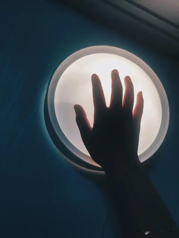 最好的状态是让身体感知昼夜节律。
------
如果你感兴趣，我可以再教你一个关