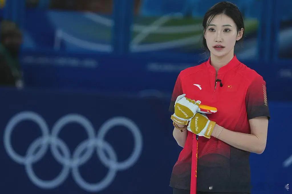 跨界破圈！姜嘉怡从排球少女到冰壶女神 米兰冬奥练出6块腹肌米兰冬奥排球冰壶女神姜