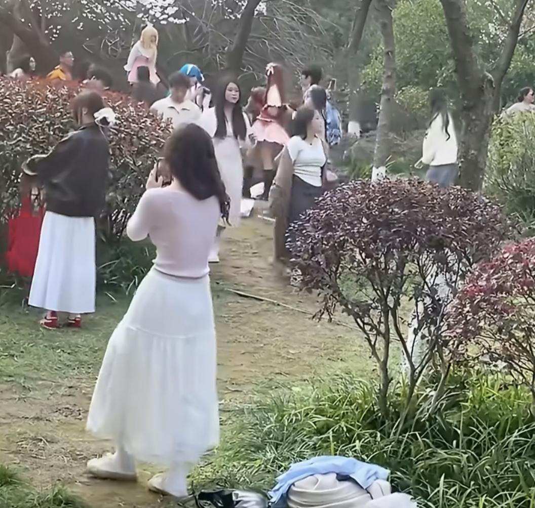 个人建议把各平台打赏功能关闭，
或者成验证方法打赏，
有很多老人、小孩都是不懂的