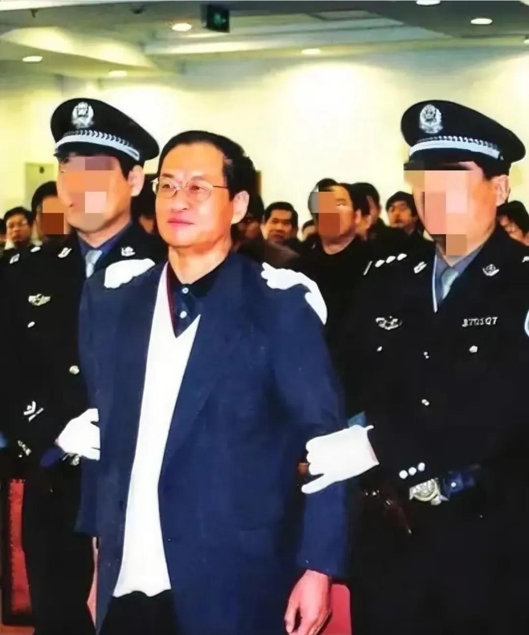 2004年，安徽亳州，照片中的这个男人戴着一副眼镜，面容英俊斯文，即将被验明正身