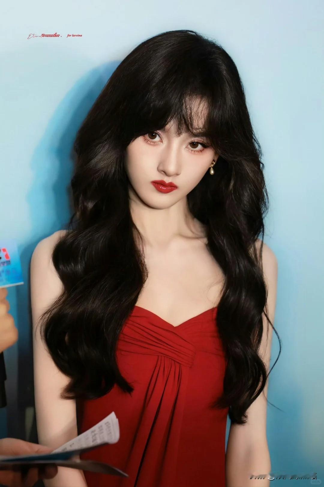 以前叫她“小张柏芝”，现在看她瘦成这样，真的替她捏把汗！
曾经的宋祖儿，满脸胶原