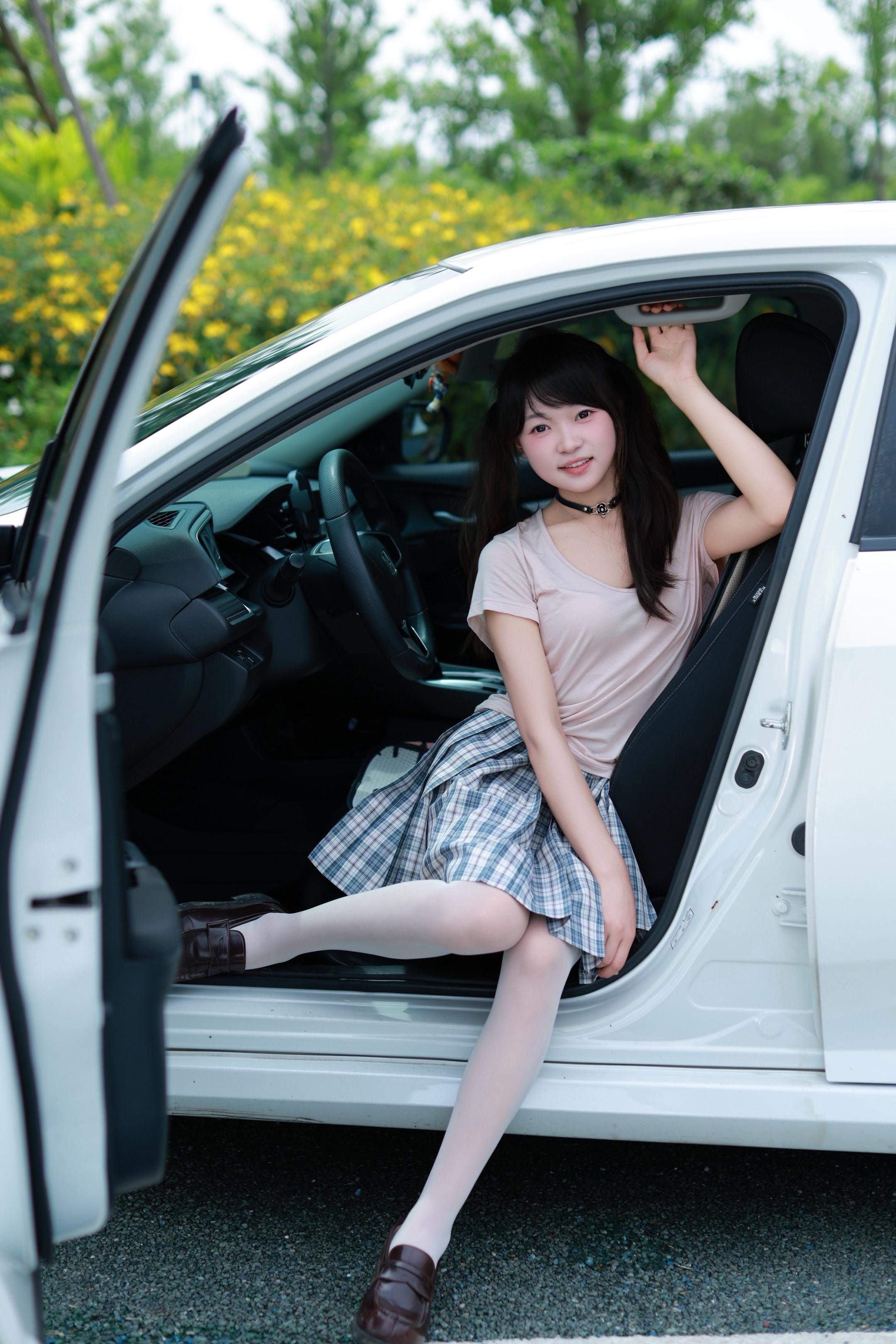 摆拍。    📷