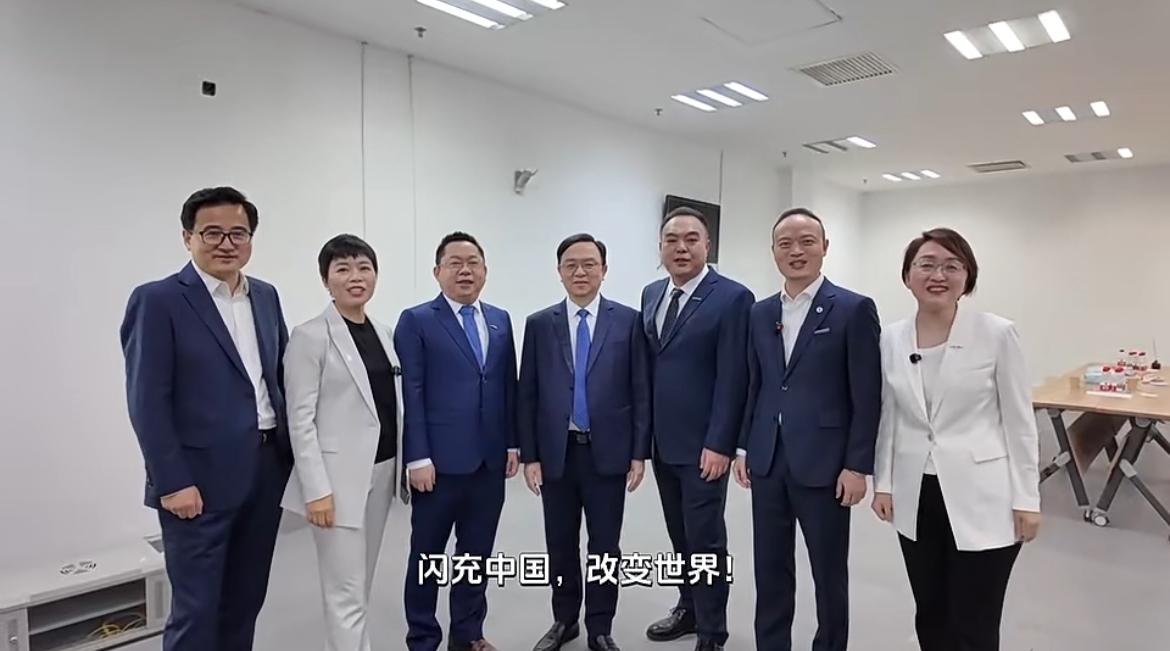 比亚迪销售五虎将与总裁王传福

3月5日，在比亚迪第二代刀片电池暨闪充技术发布会