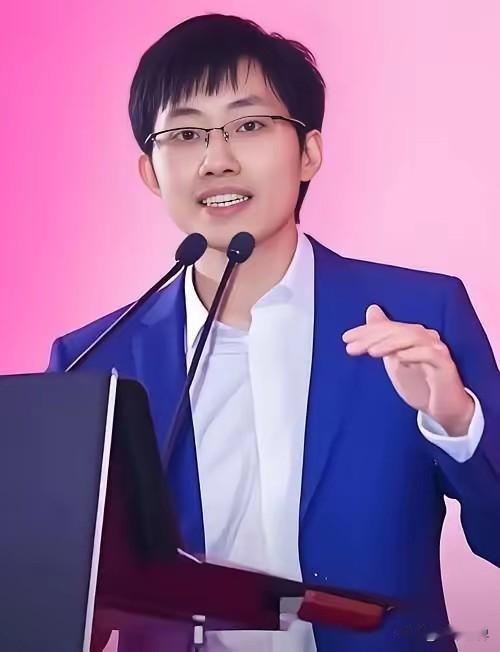 一个管着上千亿资金的量化大佬，梁文锋，突然在内部会上，对着帮他赚钱的整个团队，扔