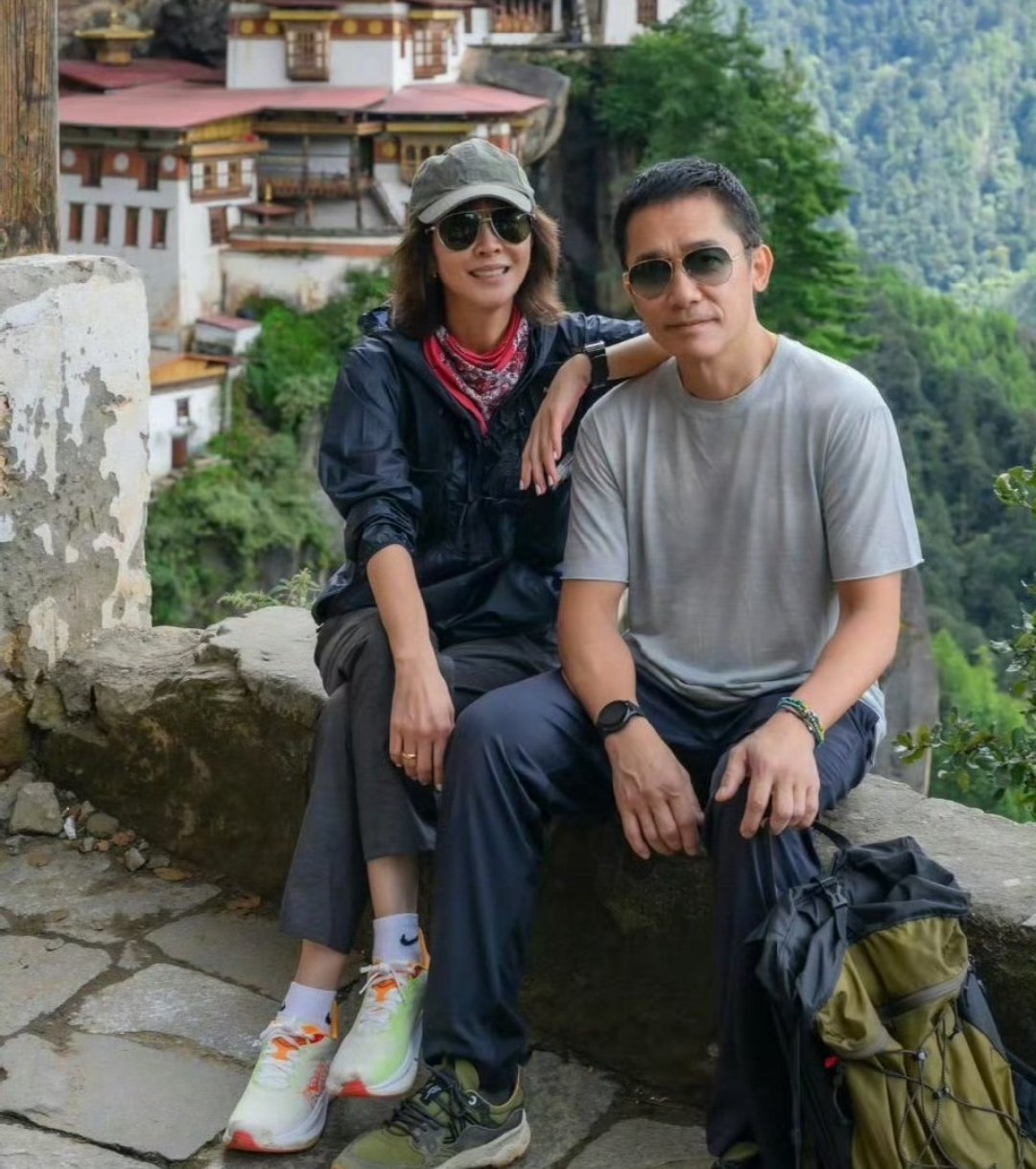 梁朝伟老婆没牵手就抠手这两个人一直很配啊多数网友直呼“可爱”，将梁朝伟调侃为刘嘉