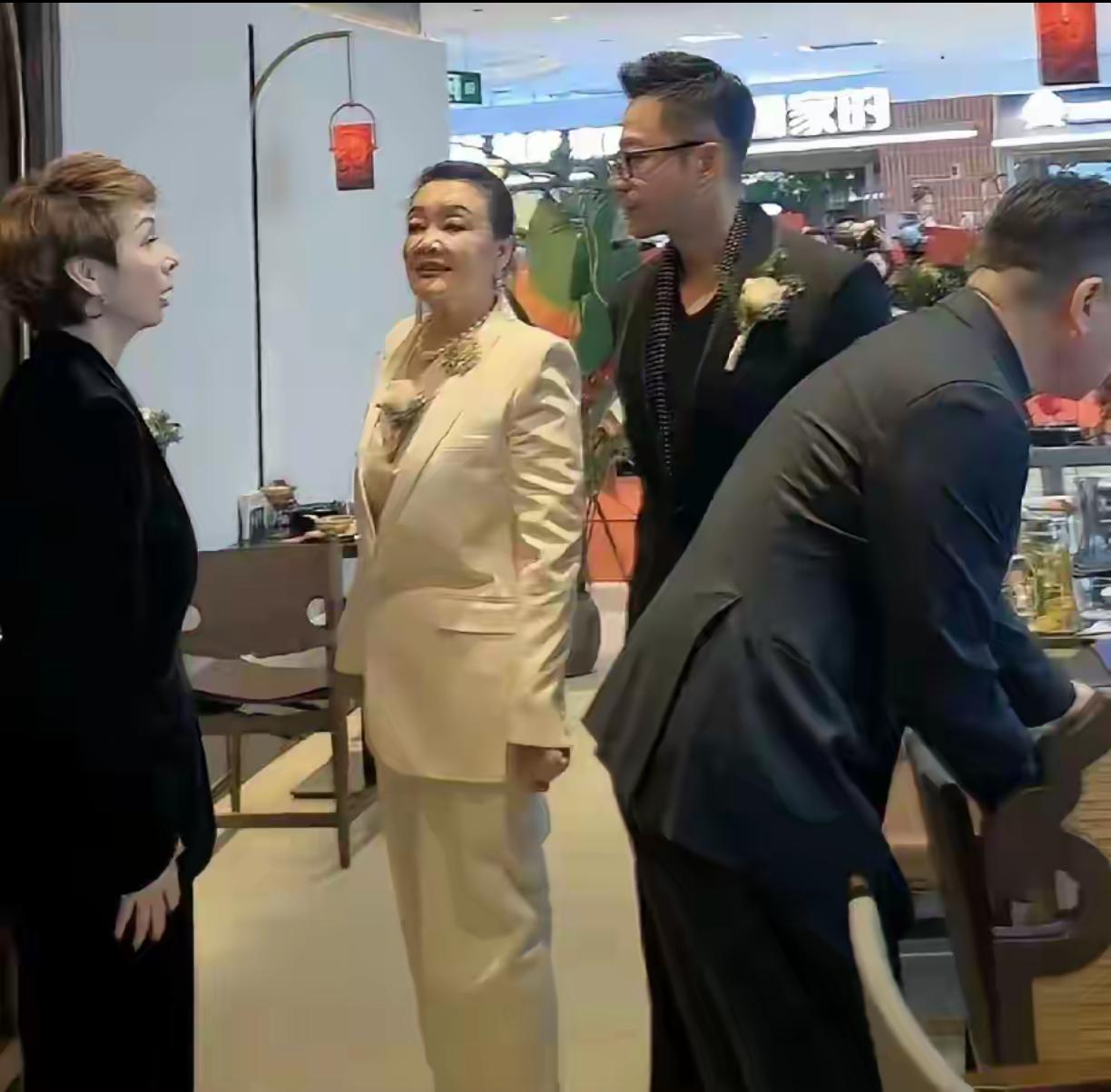 汪小菲和母亲张兰再次同框。邯郸麻六记开业两人都现身剪彩。
     昨天张兰一直