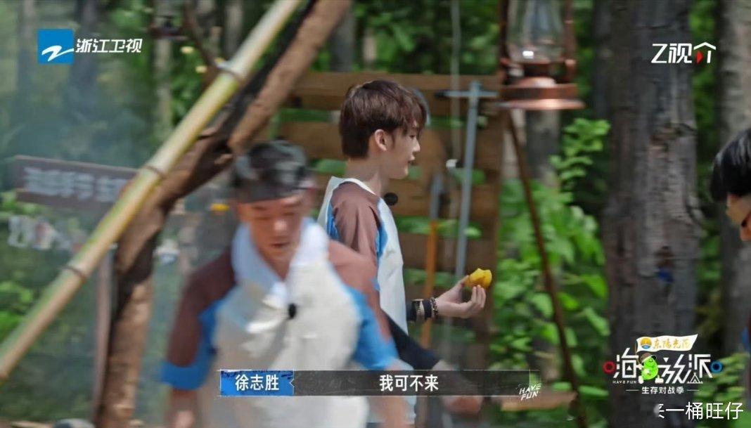 没人告诉王赫野生土豆不能吃吗 在嗨放派 第二期节目里王赫野做饭环节直接上演硬核名