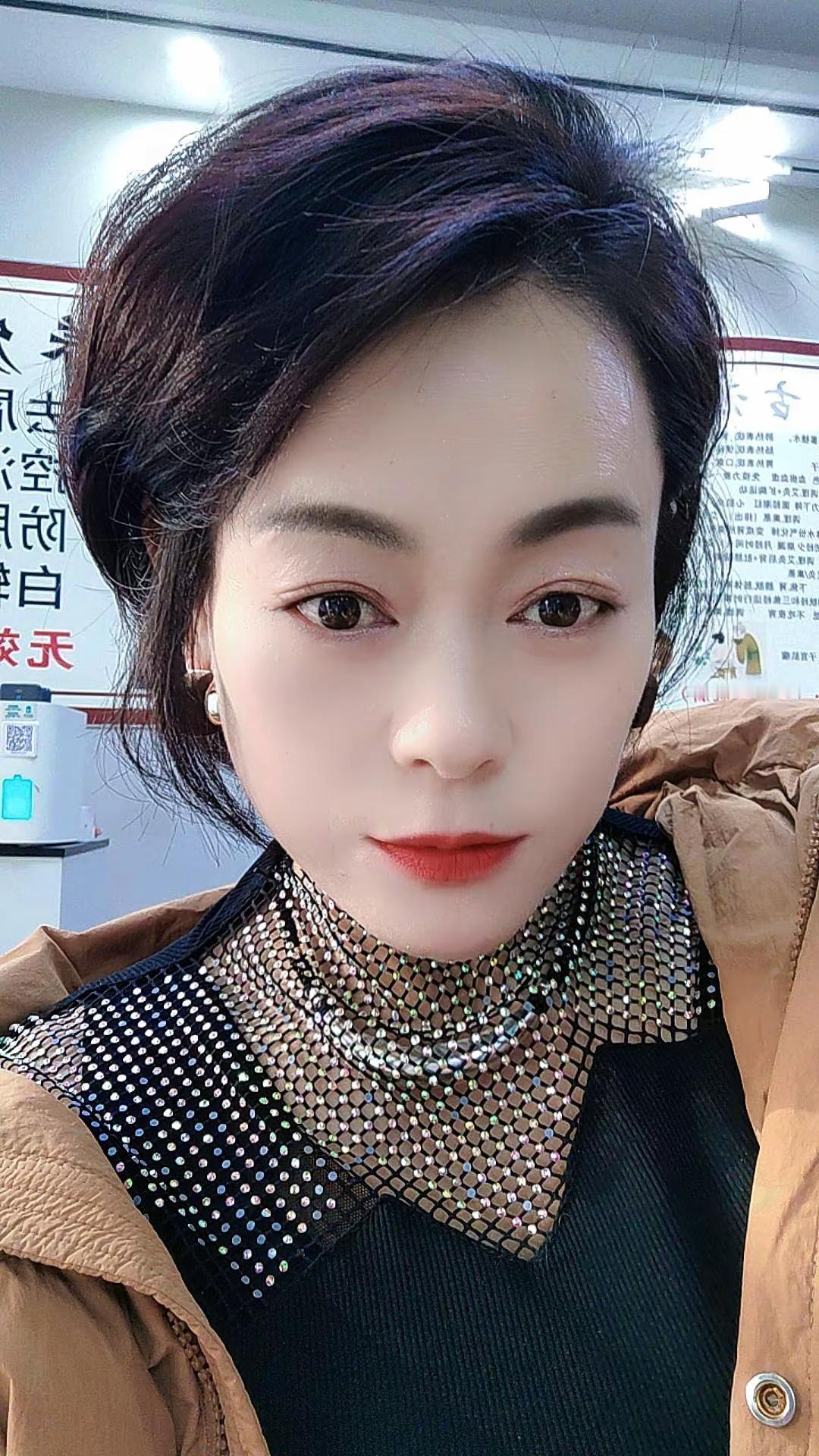 姐姐在忙追光小女人👩变个发色，整个发型，就已经很开心了
